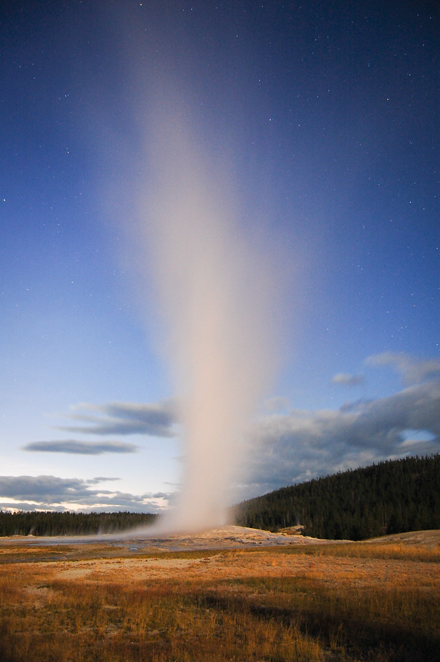 Old Faithful, Yellowstone National Park, Wyoming, USA